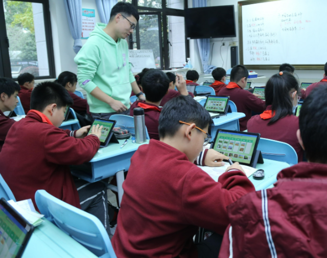 构建城乡联动的数字教育共同体整合资源建立统一的城乡数字教育平台