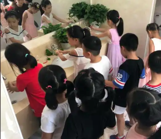 巨大内卷压力的学生而言孩子们的童真则是最宝贵的“解压阀” 巨大内卷压力的学生而言孩子们的童真则是最宝贵的“解压阀”